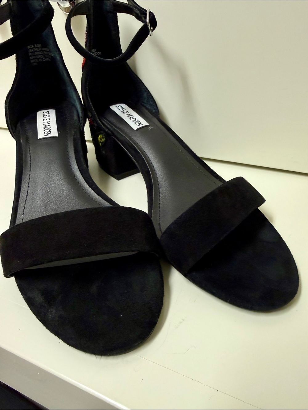 Steve Madden Inca Black Suede Embroidered Floral Block Heel Sandals Size US 8.5 - Picture 11 of 11